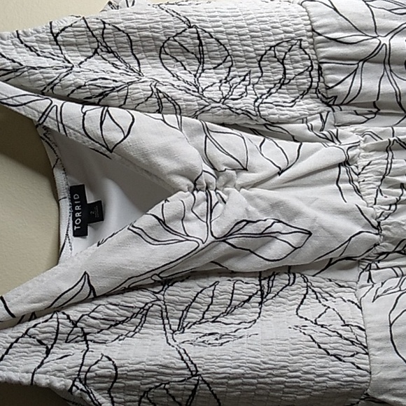 Torrid Black and White Acas Leaf Smocked Midi Dress 2 / 2X / 18-20 - Picture 6 of 9